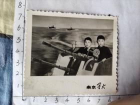 王英敏相册:50年代两小孩开舰艇照片