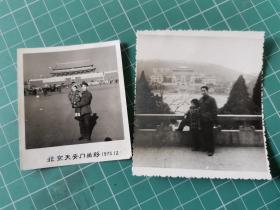 【绘画素材，时间都去哪儿了】二张70年代黑白老照片：父女合影，北京天安门合影