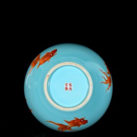 清慎德堂松石绿矾红描金金玉满堂纹天球瓶；37x25厘米