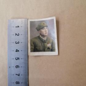 老照片 1952年中国人民解放军 战士单人彩色照片 胸带奖章 帽子五角星