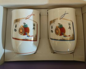 供于弁财天的巳岁汤吞  百寿百福  福锤上盘蛇   口径约6cm  高约8.5cm， 橘吉有铭，全新未使用过。 天部诸位前的一杯水。