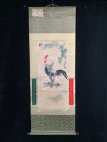 多年前捡漏的一副老雄鸡图中堂画，画工非常了得，甚是喜欢喜爱，一直好好保存，非常完整，喜欢的朋友可以下手珍藏
作者：王雪涛
材质：宣纸
装裱尺寸：182×74cm
画芯尺寸：95x43cm