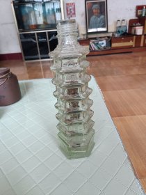 80年代玻璃老酒瓶，宝塔型状，特别重