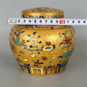 明金地五彩公鸡纹罐