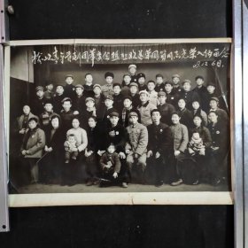 榆次青年晋剧团革委会热烈欢送荣国贤同志光荣入伍留念，照片，1969年，胸戴毛主席像章