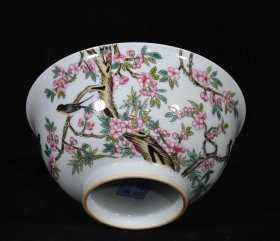 清雍正御制款珐琅彩桃林春燕纹碗一对,高7.3×15.3厘米