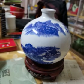 《青花山水楼阁图酒瓶》