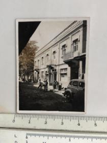 民国抗战时期不知是哪个城市旅馆门口的黄包车夫小汽车原版老照片