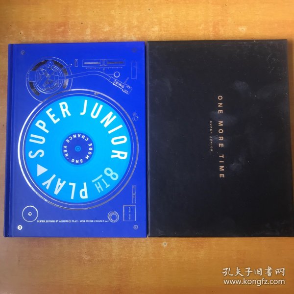 SUPER JUNIOR 8TH PLAY 带光盘＋SUPER JUNIOR ONE MORE TIME光盘 8张签名照片 说明书一册  徽章一枚【两本合售 品好看图】