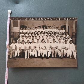 56年泗水华侨小学毕业生留影老照片