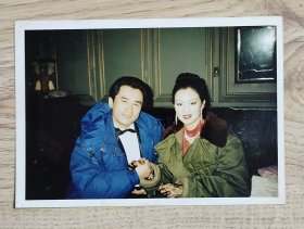 巩俐亲笔签名照片参加摇啊摇，摇到外婆桥于上海市少年宫活动签名照片