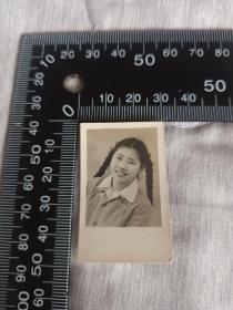 约六十年代漂亮微笑的大辫子姑娘照片一张，Z501