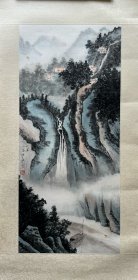 吴门画派花鸟画领军人物张继馨设色国画山水镜心《山里人家》。张继馨 (1926-2023），江苏武进人。张辛稼入室弟子，擅长中国画。1946年上海长虹画社函授中级班结业。1951年参军任绘图员，1960年后历任苏州职工第二工学院工艺美术专业教师，苏州工艺美术职工大学教师、副校长、名誉校长，苏州职工大学工艺美术系教授，苏州市美术家协会名誉主席。