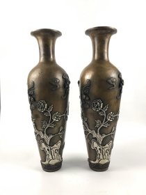 旧藏铜流银花鸟赏瓶一对，制作精细，包浆老辣，保存完整，细节如图