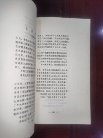 《百年百种优秀中国文学图书·新月诗选》新月诗选是新月派诗人的一本重要合集。新月诗派是1926年至30年代初常在“晨报·诗镌”和新月诗刊发表诗作的风格相似的作家群。新月诗选选录了徐志摩、闻一多、饶孟侃、孙大雨、朱湘、邵洵美、方令孺、林徽音、陈梦家、方玮德、梁镇、卞之琳、俞大纲、沈祖牟、沈从文、杨子惠、刘梦苇等十八位新月诗派诗人的作品。这些作品比较集中地体现了新月派的艺术风格。