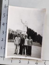 60年代昆明工学院四位帅哥学生在昆工毛主席雕塑前合影泛银照片远处建筑物上有“毛主席万岁”(邹位相册，邹位约1961年毕业于昆工附中，之后就读于昆明工学院)