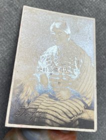 1930年代日军海军“扬子江舰队”旗舰“安宅”号上服役的士兵“青柳藏次”旧藏 照相馆布景拍摄和服女子肖像照一枚（照片右下角有照相馆钢印）