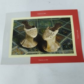 明信片。《高跟鞋》。2018年欧洲维多利亚博物馆，在香港举行亚洲首秀巡展。《高跟鞋》是15世纪末到17世纪初，欧洲上层阶级的女性，穿的类似基座的鞋子。最高达54厘米，贵族少女必须依靠女佣人才能走路，鞋子越高衣服布料也就越多，这也是地位的象征标志。