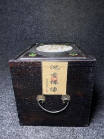 旧藏黑檀木镶玉推拉盒，内放沉香佛像
尺寸：长宽高30/20/20厘米，重3032克