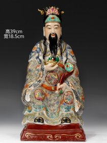 “曾龙昇制”精工细作满工粉彩“文财神”坐像。整体施釉均匀，彩色堆垛，开脸慈祥，细腻逼真，法相庄重，气宇轩昂，器形端庄，品相完整，成色如图。
