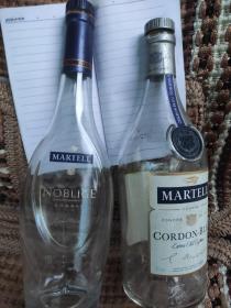 马爹尔（martell）不同款式酒瓶两个