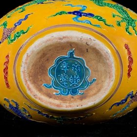 明永乐珐华彩龙纹扁瓶， 高28厘米，最大直径22厘米