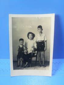 50年代福建石狮艺光照相馆3人合影老照片(钢印)
