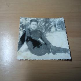 老照片–坐在雪地上的青年