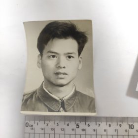 1975年冬大学毕业生李于北京留影照片
