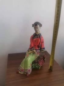 广州石湾窑少女雕像，高22公分。少了一个手，贱卖。