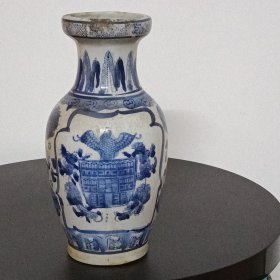 清末两开光蕉叶飞鹰纹青花盘口瓶