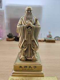 至圣先师孔子桌面摆件