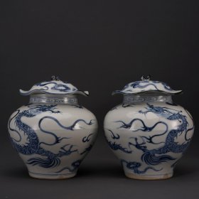 青花龙纹荷叶罐一对 规格 14*17cm