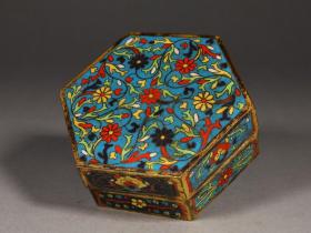 明景泰，掐丝珐琅缠枝花卉纹六方盖盒。