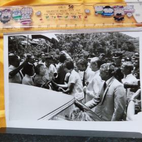 老照片《邓颖超副委员长访问斯里兰卡》2张（1977.4.22新华社记者拍，第二张照片为邓颕超在周总理种下的凌宵树旁又种下一颗，极其罕见、珍贵的照片，手慢无）