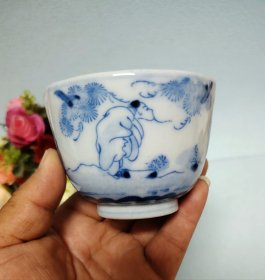 日本明治时期老柴烧，细笔青花人物茶杯。比较压手，瓷质莹润。老货全品。口径8.5厘米，高6厘米。T75