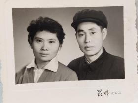 50-60年代美女帅哥昆明大上海合影照片(民国时期昆明或贵阳或香港一个大家族几十人照片，有年代记载的是1917年，人物涉及:母亲，楚兄，六叔(伯)，庆福，庆华，庆森，安娜，戴丝，燕英，郑文珠，周少婷，五嫂，大嫂，葛永新，詹映辉等)