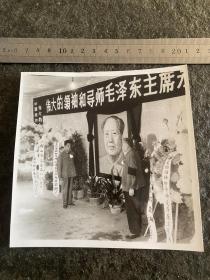 1976年鞍山市交通局举行的毛主席逝世追悼会原版老照片