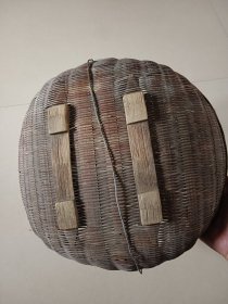 手工藤编小篓 有铁丝固定 其他边沿局部有缺断见图十箭头处