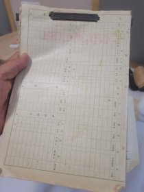 五十年代教育教科书出版学出版业专题文献、上海专科大学课本发行计划研究文献“1956年高等教育出版社上海大专教本预告单”十六开一厚册，手工活页装订，有三百多页。每册预发行课本的书名、作者、预估定价、适用学校及内容介绍等。是研究高等教育出版社五十年代发行图书的文献、五十年代大专课本发行的研究文献资料，介绍仅供参考，具体如图自鉴，实价出售，非诚勿扰