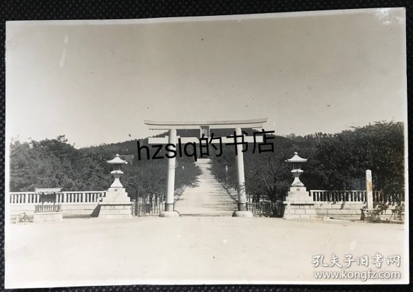 民国日军侵华时青岛日本神社大门及周边景象，可见门额上“青岛神社”字样。