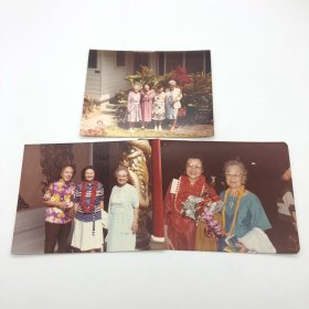 中国第一代钢琴家、曾任中央乐团首席钢琴巫漪丽（1931-2019，著名建筑师巫振英之女）旧藏，二叔巫振辉签赠巫漪丽等，1981、1982年赴美国访问演出期间同二叔巫振辉等亲友合影照片三枚（其中一枚背面有巫漪丽题字备注“......花环系Uncle Fui所赠......”。巫漪丽，祖籍广东河源，祖父巫恩福、祖母李英娇1893年移民美国夏威夷，也是父亲著名建筑师巫振英出生地）