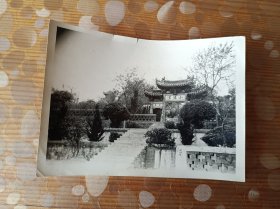 80年代初摄影爱好者拍摄的烟台毓璜顶小蓬莱大门老照片 尺寸13.5×10cm