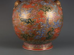 清乾隆年制金地粉彩百龙纹兽耳尊