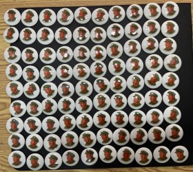 绿军帽向左像章，景德镇瓷章，全新全品，库存章未使用过，尺寸4.2公分，标价为一枚价格，300枚起售，保真保老保品相包邮。请勿单拍，价格便宜，要300枚起售。