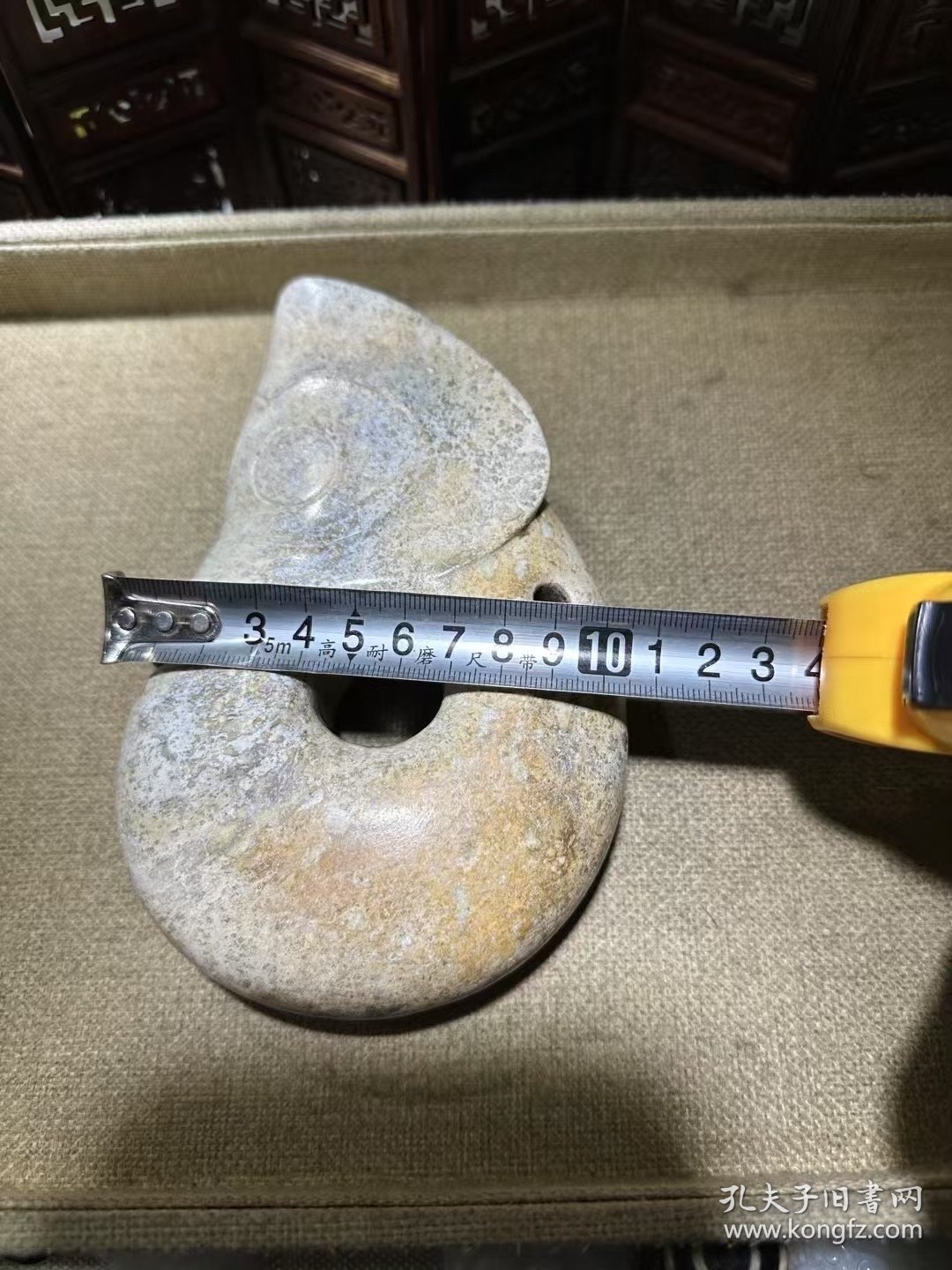 馆藏级红山文化猪龙，整体钙化鸡骨白，透闪石结构，重约1049克。全品完整，傻开门状态，与馆藏同款。适合收藏或摆件，感兴趣的朋友可以联系我。