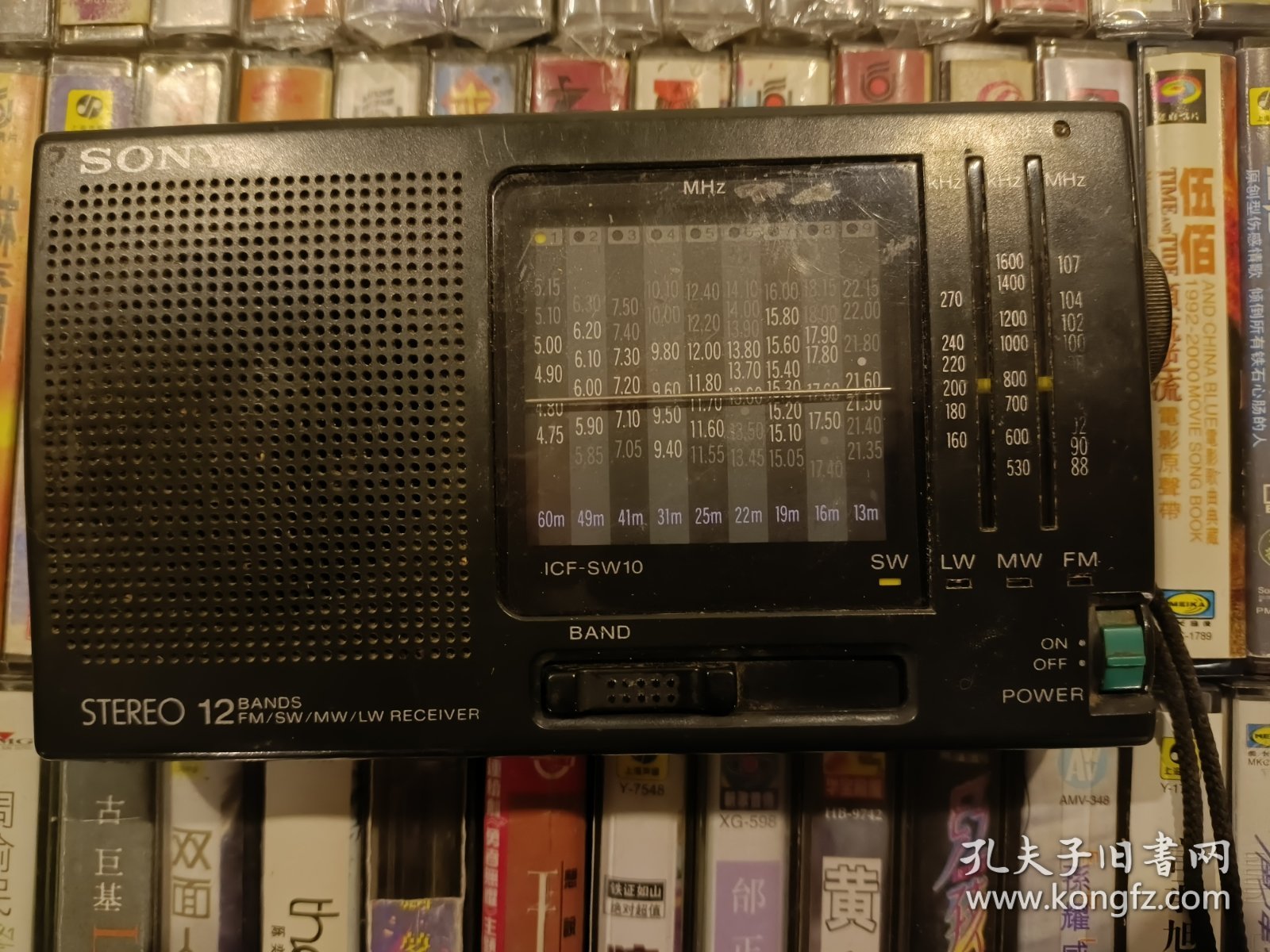 索尼ICF-SW10全波段收音机 外观8层新，缺电池后盖不影响使用，实物拍照，使用二节5号电池供电，收音正常，完美者慎拍