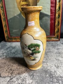 80年代，电光釉松鹤延年花瓶一只。