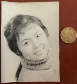 老黑白照片 品相尺寸以图为准 货号：16997 八十年代美女靓图