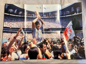 超大足球海报，绝版1986世界杯足球赛冠军阿根廷球王马拉多纳捧杯。品相如图，折叠寄出，售后不退换。